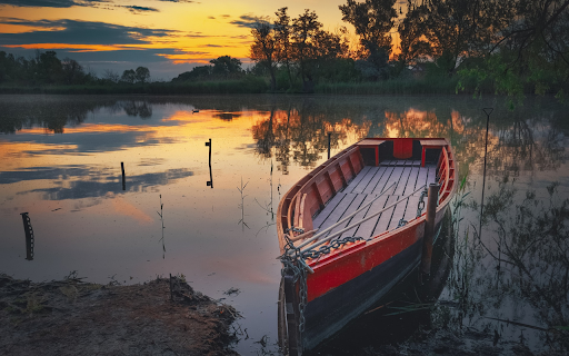 Small boat on the lake screenshot 1