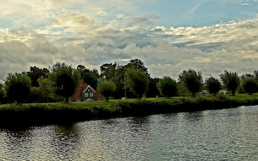 Small house by the river screenshot 1