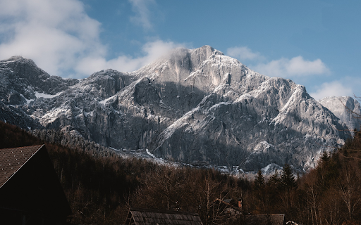Small houses in the mountain village screenshot 1