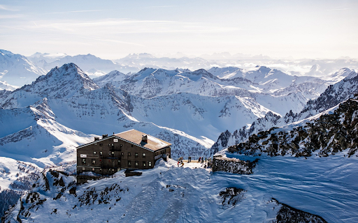 Snow falling on the mountains screenshot 1