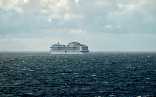 Super yacht at sea screenshot 1