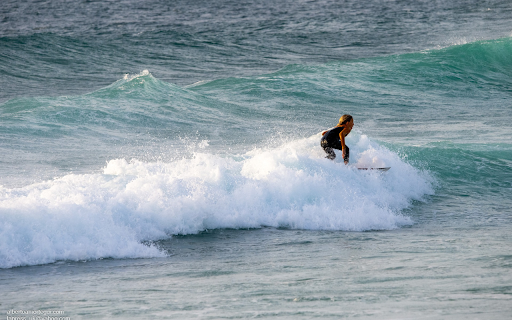 Surfing girl screenshot 1