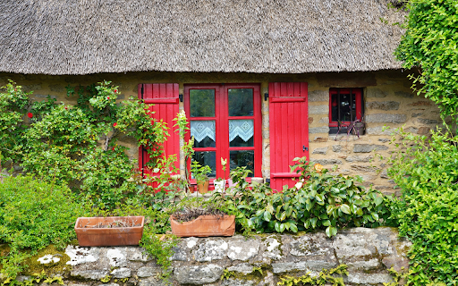 Thatched roof house and red door screenshot 1