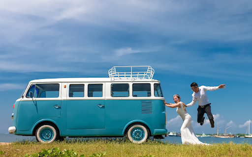 The bride and groom push the cart screenshot 1