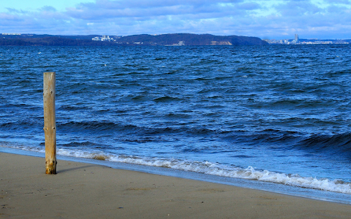The sea is blue and the wind is calm screenshot 1