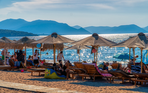 The sky is a sparkling blue sea screenshot 1