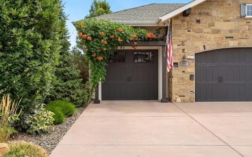 Trumpet Vine Adorning Entrance screenshot 1