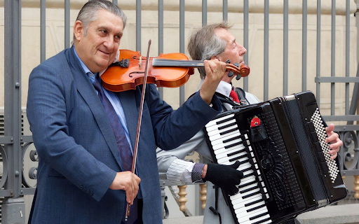 Two men performing on the street screenshot 1