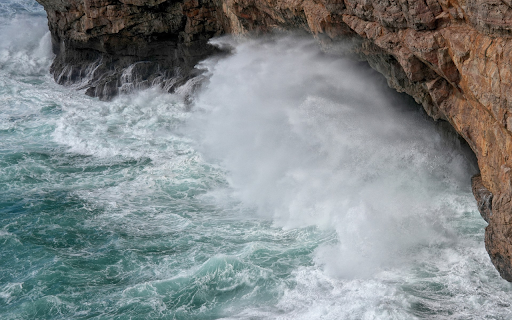 Waves crash into the rock cavity screenshot 1