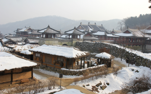 Winter Landscape of a Traditional Village screenshot 1